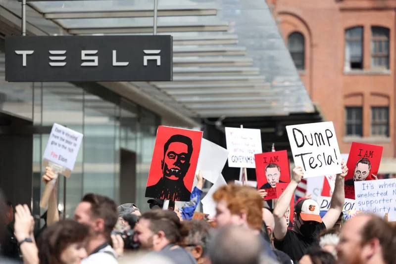 Дополнительное изображение к новости: Машины Tesla проводят ребрендинг: владельцы массо…