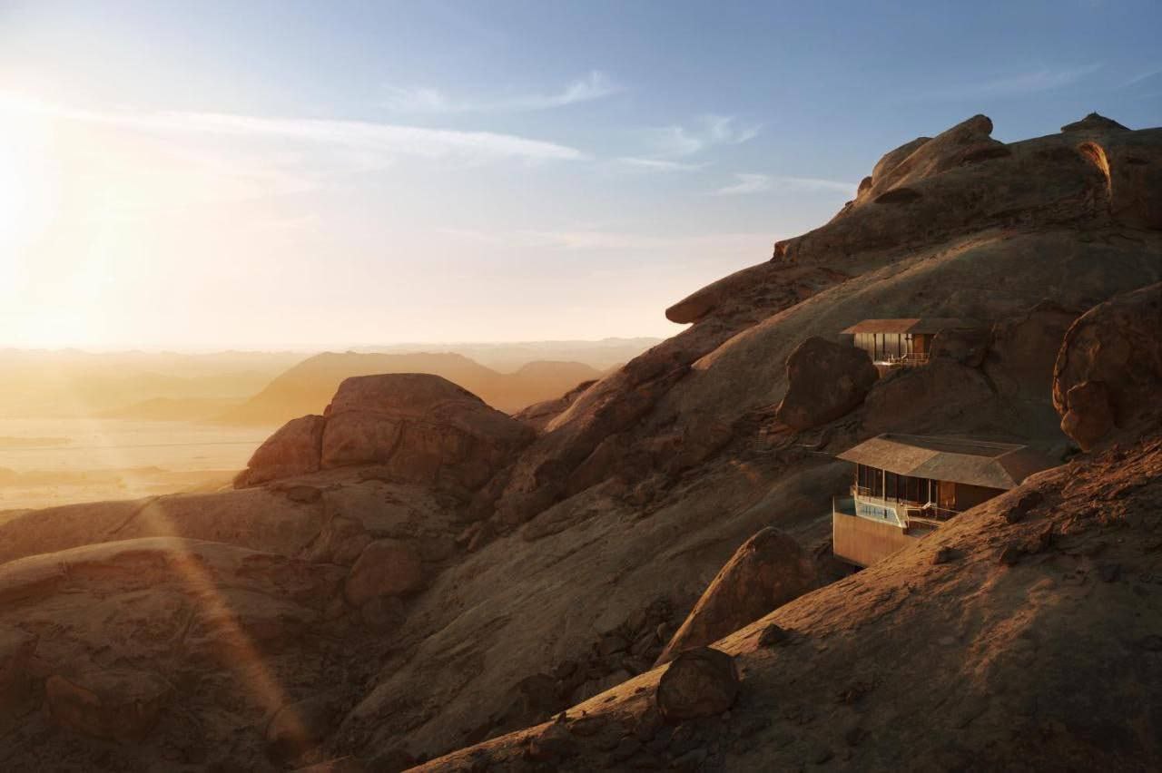 Дополнительное изображение к новости: Кадры из отеля Desert Rock Resort в Саудовской Ар…
