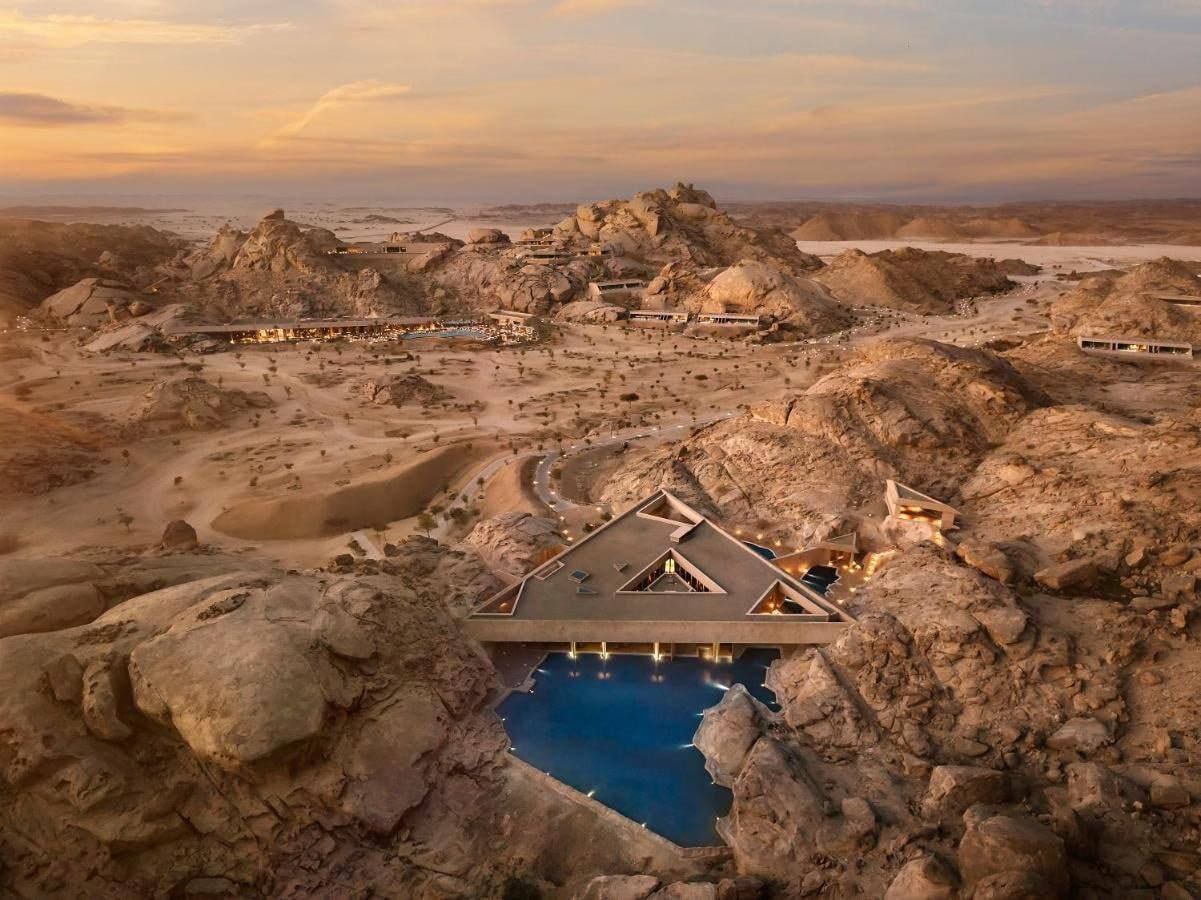 Дополнительное изображение к новости: Кадры из отеля Desert Rock Resort в Саудовской Ар…