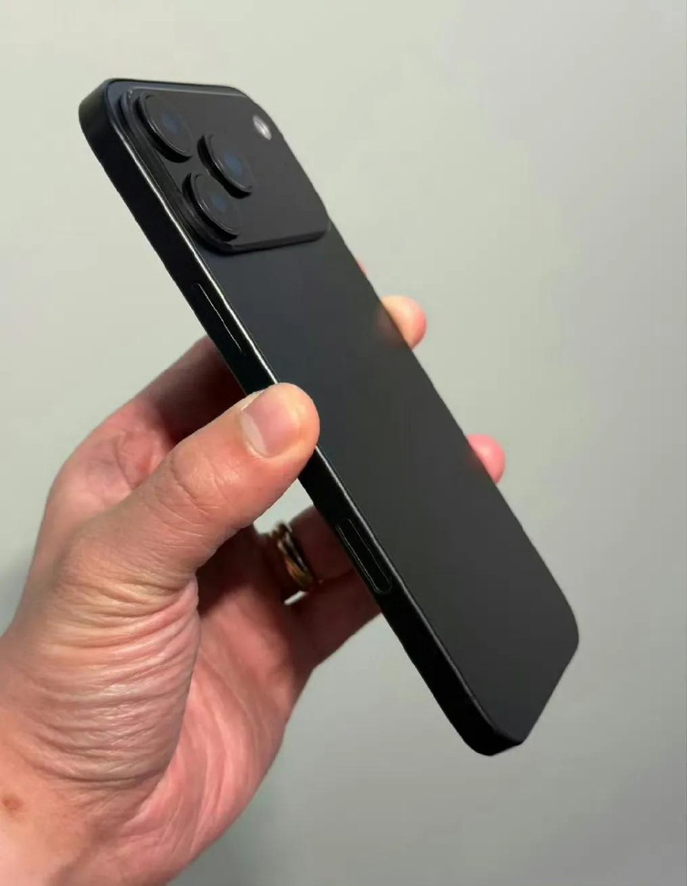 Дополнительное изображение к новости: iPhone 17 Pro — новые рендеры засветили обновлённ…